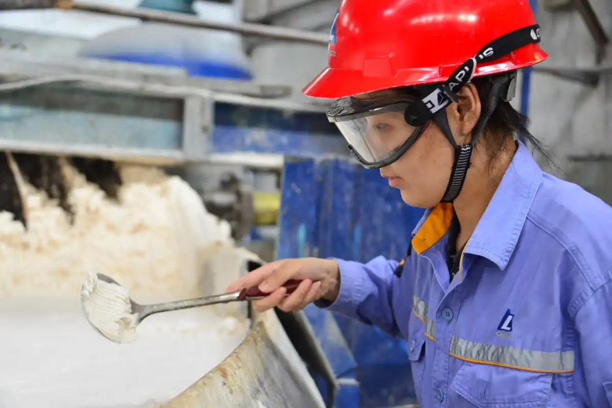 What Precautions Should be Taken When Handling White Al2O3 Thickener?